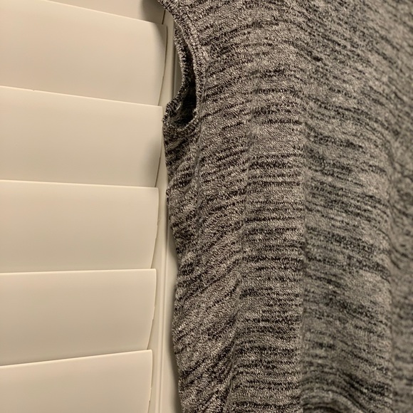 Sleeveless black and white sweater - Picture 2 of 2